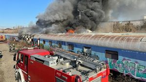 Incendiu la 15 vagoane dezafectate, în zona de triaj dintre Gara Basarab și Podul Grant