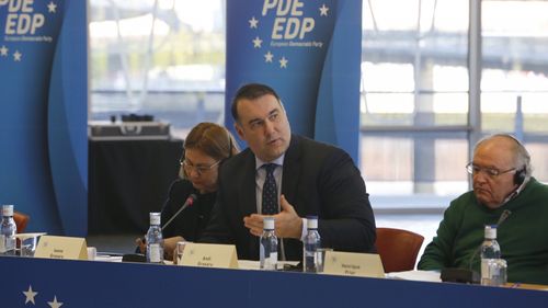 Deputatul neafiliat Andi Grosaru a ținut blocat microfonul la tribuna parlamentară astfel că dezbaterea a fost suspendată