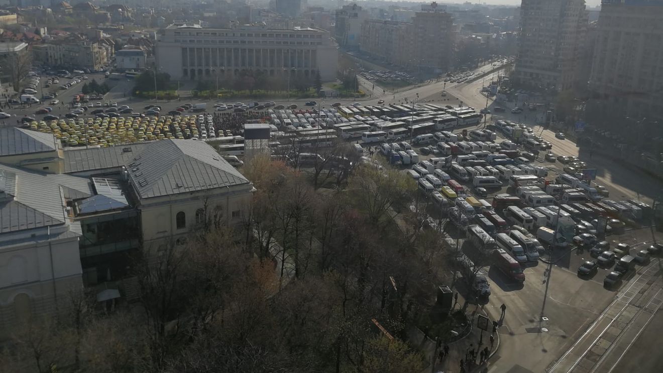 VIDEO Protest anti-Uber în fața guvernului: taximetriștii cer eliminarea concurenței