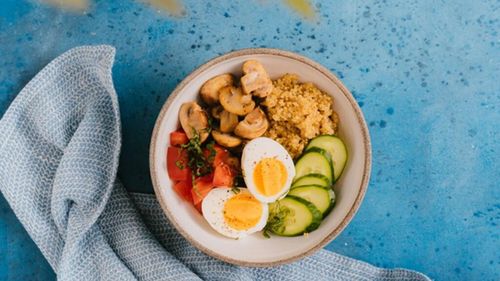 Un ou fiert la micul dejun. Dar ce mai putem pune pe lângă el, ca să nu fie monoton? Toate combinațiile cu carbohidrați, legume și sosuri