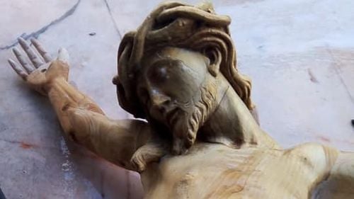 Atelierul ultimului tâmplar din Palermo, devenit punct turistic: „Mulțimi de turiști se opresc și intră. Sunt fascinați de executarea unei munci pe care nu au mai văzut-o niciodată”       