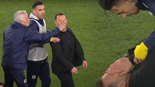 Jose Mourinho, suspendat trei meciuri şi amendat după ce l-a apucat de nas pe antrenorul echipei Galatasaray