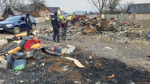 VIDEO: Control al Gărzii de Mediu la Sinteşti, după ce mai multe deşeuri au fost incinerate pe câmp