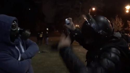 VIDEO Parodia zilei de la miting: Un ”jandarm” face proba măștii de gaze purtate de un protestatar