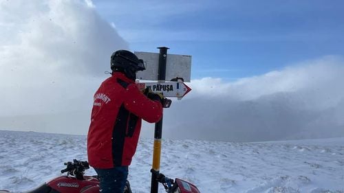 Un grup de turiști s-a pierdut pe munte, fără lanterne, în zona Voina, spre vârful Iezer/ Salvamontiștii din Argeș au început căutările