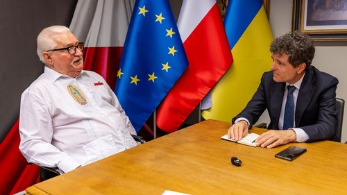 În ziua în care l-a decorat pe Lech Walesa care a câștigat lupta cu un sistem autoritar, Nicușor Dan spune că el nu poate lupta cu Sistemul care încearcă să domine o societate liberă