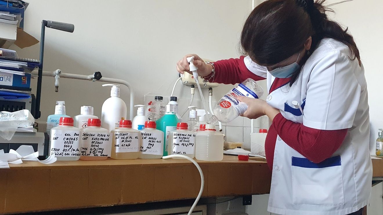 Investigație Turnul Sfatului: Din opt dezinfectanți cumpărați aleatoriu, trei au conținut substanță activă diluată sau chiar zero