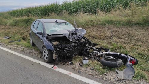FOTO Accident mortal în Costești, Iași. Un motociclist de 29 de ani a decedat pe loc, șoferul unui autoturism, transportat la spital