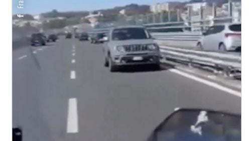 VIDEO O mașină cu trei români, surprinsă pe autostradă, în Napoli, mergând cu spatele / ”Nu erau foarte lucizi” / Au motivat gestul prin faptul că rămâneau fără benzină