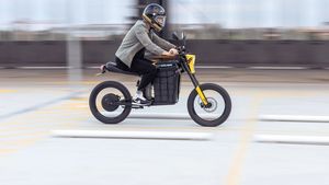 „Antreprenor cu valoare adăugată”: Un startup produce Colibri M22, prima motocicletă electrică românească, cu autonomie de până la 200 km și cadru pliabil / De ce nu sunt numele mari, precum Honda sau Sym, pe această nișă?
