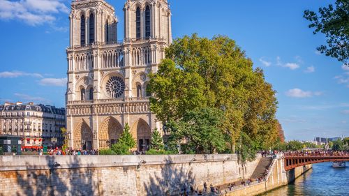 Sotheby's dă asigurări că a respectat „legile și reglementările”, după ce o asociație franceză a depus plângere în justiție privind furtul unor vitralii de la Notre-Dame, pe care casa le-a vândut la licitație în 2015