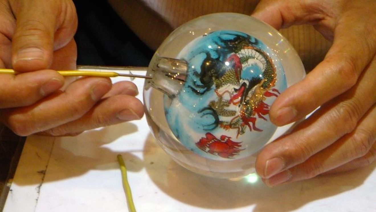 Globuri cu sticlă de Murano, decorate cu foiţă de aur şi argint, produse de o fabrică din Arad / Meşterii sticlari de aici sunt formaţi în ateliere din Italia