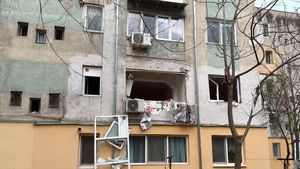 Explozie puternică într-un bloc din Caracal. Cel puțin patru apartamente avariate