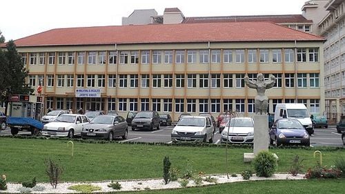 Protest în fața spitalului din Carei: locuitorii sunt nemulțumiți după ce mai multe secții închise din cauza lipsei medicilor /  Primar: ”Suntem într-o fază avansată de negocieri cu medici specialiști din județele Satu Mare și Bihor”