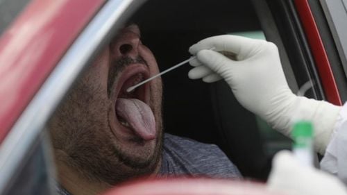 Cât de mare e diferența între numărul de teste și numărul de persoane testate. România testează, în medie, puțin peste 100 de persoane pe zi în fiecare județ