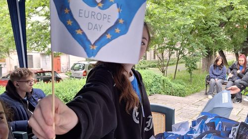 GALERIE FOTO Cum a fost la „Ziua Europei” cu tineri în centrul Capitalei: concurs între opt licee despre orașele anului 2050, ateliere și dezbateri, baloane și puzzle cu Europa