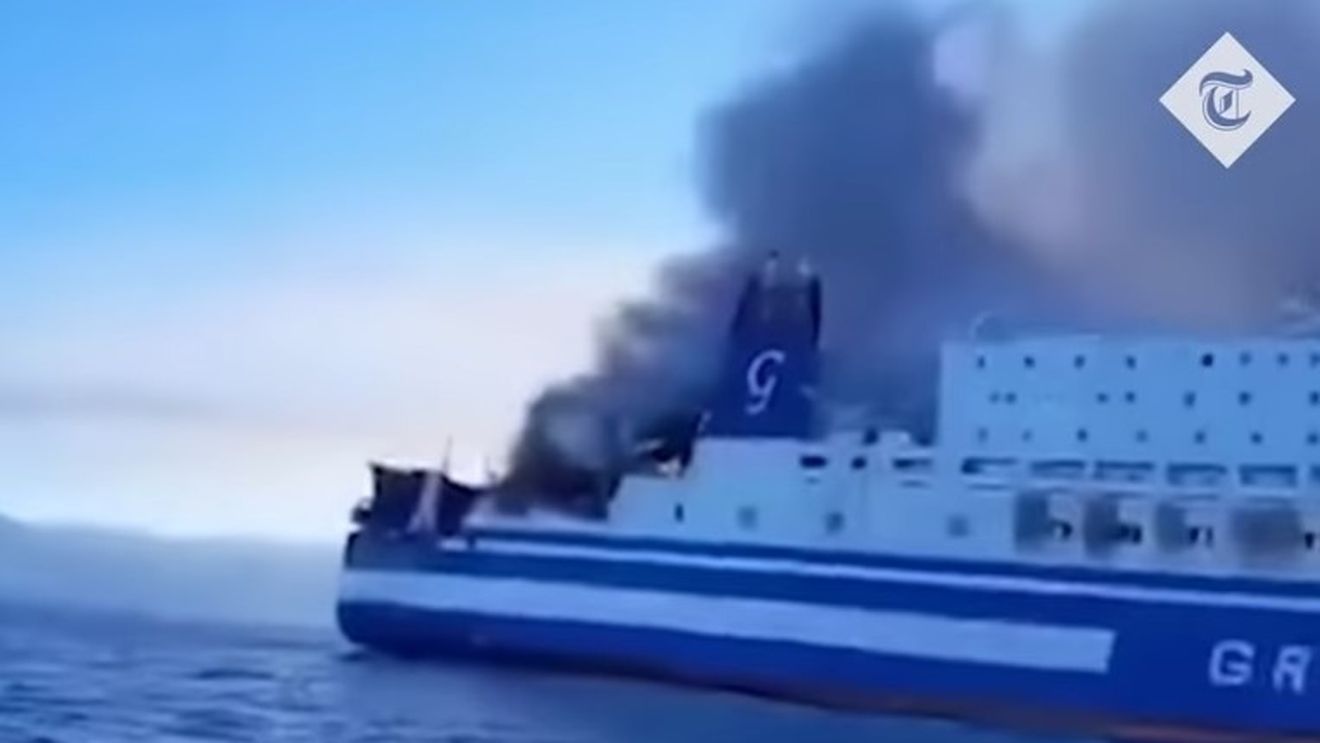 Posibilă pată de poluare lângă feribotul italian care a luat foc în apropiere de Corfu