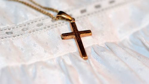 Bijuteriile religioase revin în tendințe. Este moda pregătită pentru o nouă convertire?
