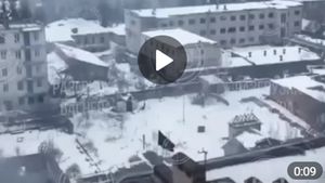 O înregistrare video geolocalizată arată steagul negru al mercenarilor Wagner ridicat în apropiere de centrul orașului Bahmut