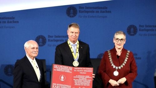 Președintele Iohannis a primit premiul Carol cel Mare pentru că ”a prestat un serviciu semnificativ în interesul statului de drept și al independenței sistemului judiciar” / Ce i se reproșează în țară