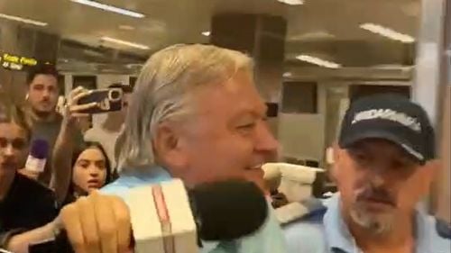 UPDATE Fostul fotbalist Dănuț Lupu a fost adus în țară. A fost preluat de polițiști de la Aeroportul Otopeni