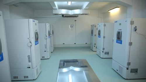 Nicolae Ciucă: Institutul Cantacuzino a primit lăzile de gheaţă carbonică cu care va putea asigura livrarea de vaccinuri către cele şase centre regionale