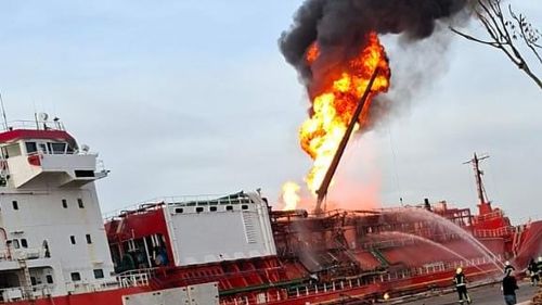 Locuitorii din satul Plauru se pot întoarce la casele lor  / Ucrainenii au stins incendiul la nava care transporta 4.000 de tone de gaz petrolier lichefiat