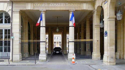 Franța: Consiliul Constituțional cenzurează parțial contestatul proiect de lege de reformă a sistemului de pensii. Majorarea vârstei de pensionare de la 62 la 64 de ani rămâne în vigoare - victoria președintelui Macron și a guvernului său