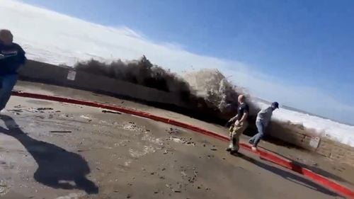 VIDEO Coasta Californiei, pentru a treia zi lovită de valuri uriaşe, chiar şi de 12 metri, care au provocat pagube şi au băgat spaima în localnici