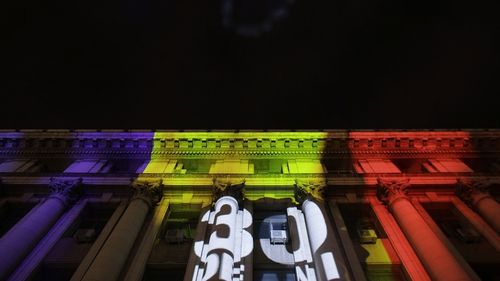 VIDEO Cea mai emoționantă celebrare a Revoluției din 1989. Mii de bucureșteni, alături de președintele Iohannis, premierul Orban și ambasadorul SUA, au mărșăluit și au citit numele celor 1.142 de români uciși acum 30 de ani