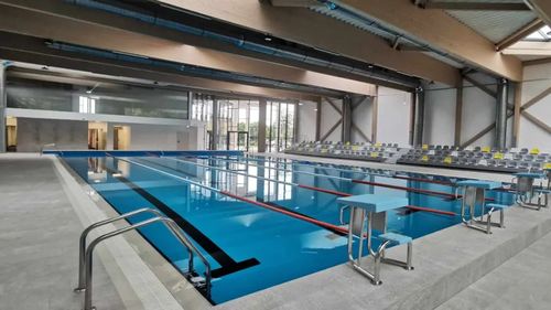 Un bazin de înot din Timiș are nevoie de reparații, deși nu a fost folosit niciodată / „Reparăm infiltrațiile că s-a făcut inaugurarea pe repede înainte în campania electorală” / A costat 14 milioane de lei, iar costurile lunare de întreținere sunt între 20 și 25 de mii de euro