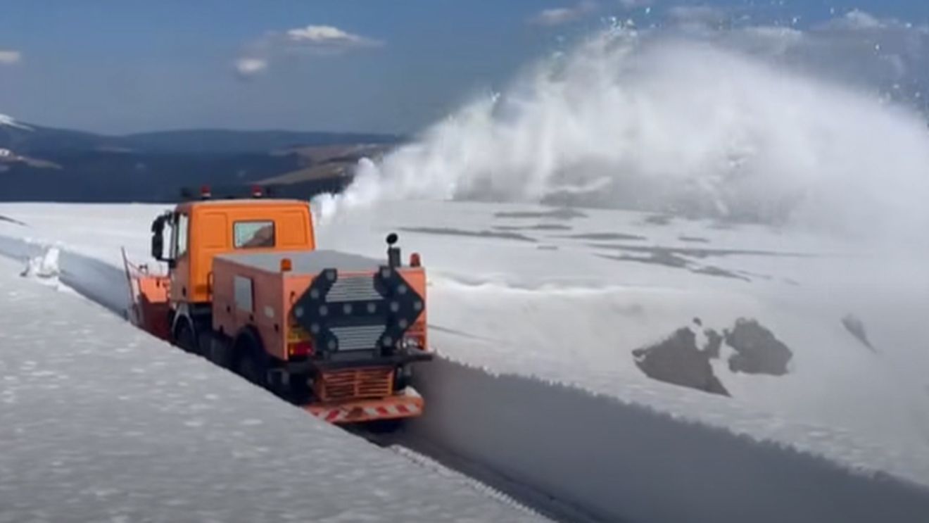 VIDEO: Drumarii intervin pentru deszăpezire pe Transalpina / Mașinile de intervenție abia se văd din stratul de zăpadă
