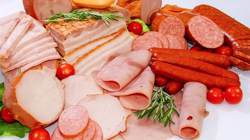 Există sau nu mezeluri sănătoase? / Nutriționistul Tania Fântână îți spune ce alternative mai bune există și cum le poți prepara acasă