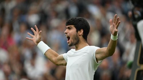 Carlos Alcaraz, dublu deţinător al titlului, s-a calificat în turul doi la Wimbledon după un meci de patru ore şi jumătate