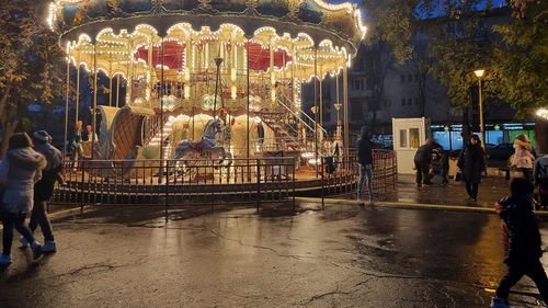 Patru răniţi, după ce un carusel aflat într-un parc din sudul Londrei s-a defectat / Parcul de distracții a fost închis