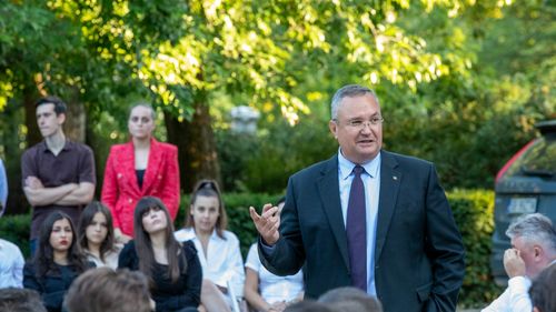 Ce spun politicienii despre tineri, de ziua lor: ”Îi încurajăm să aibă o voce puternică”, ”Să găsim soluțiile la problemele generației lor”, ”Guvernul are dialog constant cu asociațiile reprezentative”