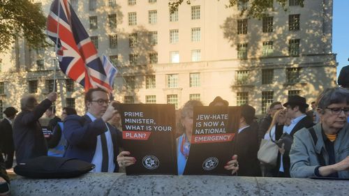 GALERIE FOTO Demonstrație a comunității evreieşti în apropierea reședinței premierului britanic din Downing Street 10, după atacul antisemit din Londra: "Domnule premier, care este planul dumneavoastră?"