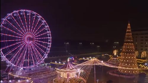 Luminile de sărbători se aprind sâmbătă în Capitală / Se deschide şi Târgul de Crăciun din Piaţa Constituţiei