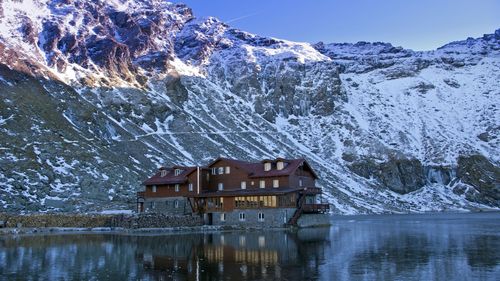 Accesul către Bâlea Lac este restricţionat marţi, după ce traficul rutier a fost închis pe Transfăgărăşan / Telecabina va funcţiona din nou de miercuri