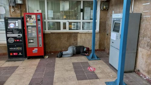 FOTOGALERIE Gara Basarab din București, focar de infecție. Evitată de călători, preferată ca adăpost de oamenii străzii și porumbei