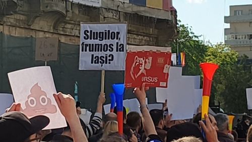 Mesajele zilei la protestul anti-PSD din Iași: Slugilor, frumos la Iași? / Dracnea la brutărie / Nimic ești tu