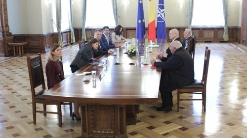 Întrebarea pe care PSD i-a sugerat-o președintelui pentru referendum: ”E normal ca la 30 de ani după căderea regimului opresiv comunist foștii torționari să fie promovați în funcții gigantice de conducere?”