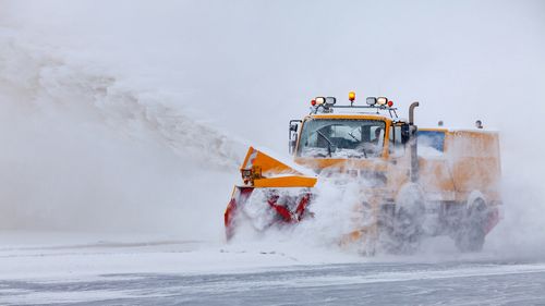 VIDEO 13 sectoare de drumuri judeţene închise și autoturisme blocate în zăpadă în județul Ialomița / Circulaţia pe DN 21A, Bărăganu - Ţăndărei, închisă din cauza viscolului puternic / Restricţii de circulaţie pe DN 2C şi vizibilitate redusă pe DN 2 E85, în județul Buzău