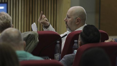 VIDEO Aurelian Bădulescu, mâna dreaptă a Gabrielei Firea la Primăria București, a făcut gesturi obscene spre o consilieră USR și a numit-o ”criminală”