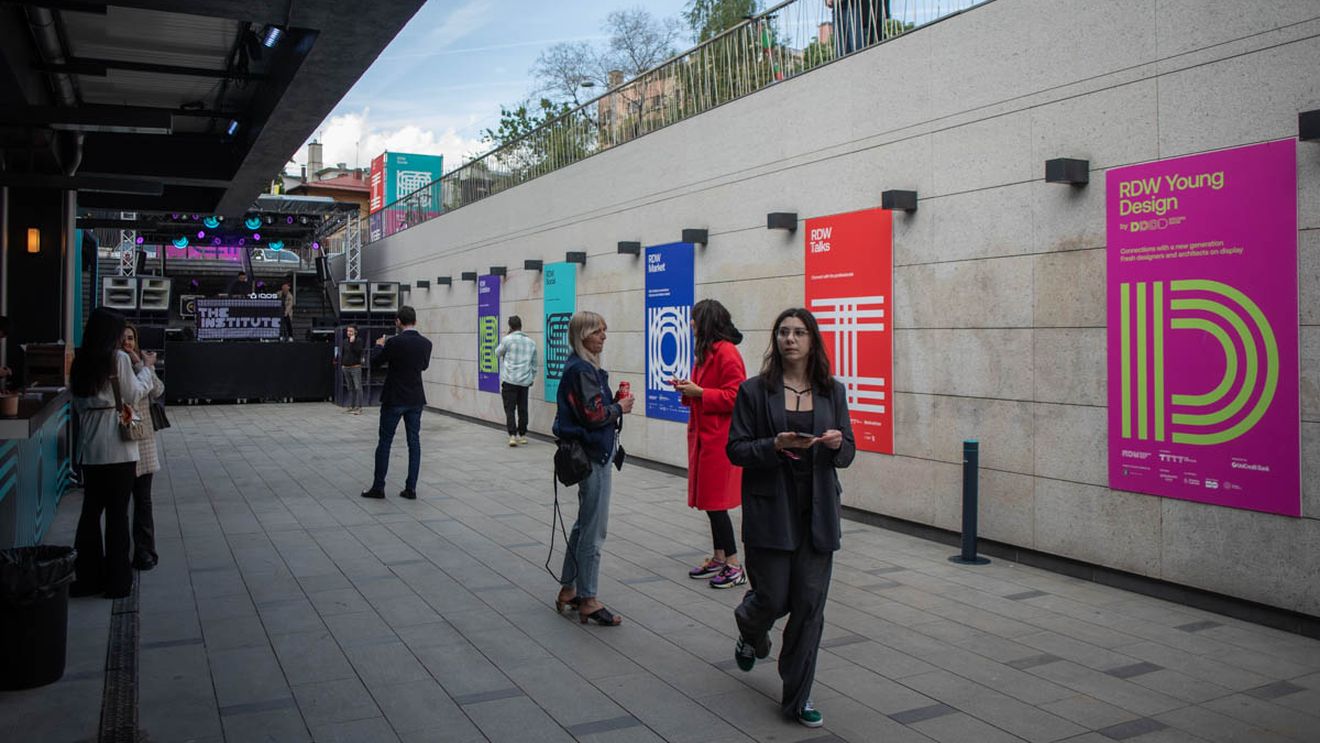 Spectacole şi expoziţii, în programul din weekend, ce se extinde pe străzile Piaţa Amzei şi Christian Tell