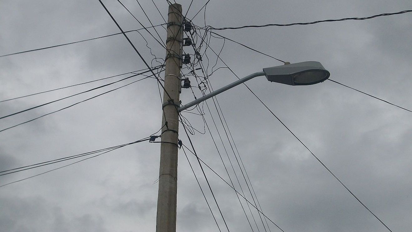 Activitatea Casei de Pensii Timiş e blocată după ce Primăria a tăiat cablurile de internet de pe stâlpi / Primăria: ”E obligaţia operatorilor de a notifica abonaţii”