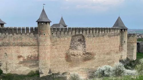 VIDEO: O parte dintr-un zid se prăbușește la Cetatea Hotin din Ucraina / Cetatea făcea parte din cele zece fortărețe medievale ale Moldovei lui Ștefan cel Mare / ”Toată lumea este în viață!”
