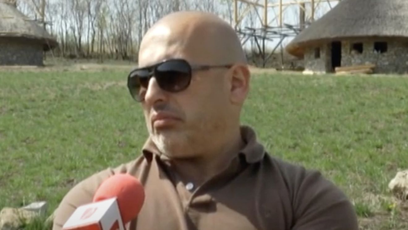 BREAKING Cornel Dinicu, patronul real al Fermei Dacilor, a fost arestat preventiv pentru 30 de zile. Decizia instanței nu e definitivă