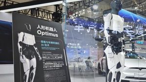 Robotul Optimus de la Tesla, blocat de geopolitică. Elon Musk se plânge de restricțiile impuse de China