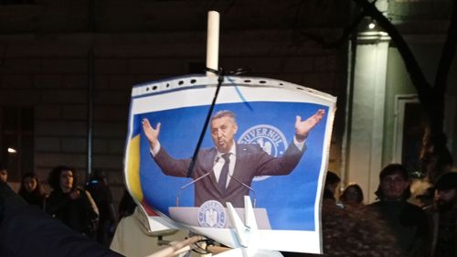 VIDEO Colind pentru Ministrul Educației, Daniel David, în fața UBB / ”Ia și guvernu cu tine, Domn Domn să-nălțăm, că fără el ni mai bine!”